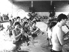 Auch im Wasser noch spielfähig!! .Ferienfreizeit in Nieheim 1983